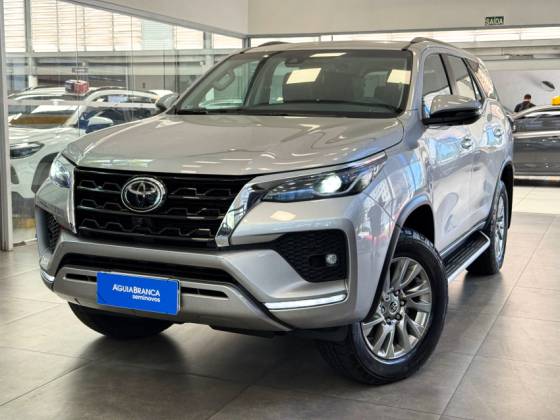 TOYOTA HILUX SW4 2.8 D-4D TURBO DIESEL SRX 7L 4X4 AUTOMÁTICO TOYOTA HILUX SW4 2.8 D-4D TURBO DIESEL SRX 7L 4X4 AUTOMÁTICO